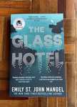 Livro: "The Glass Hotel", de Emily St. John Mandel