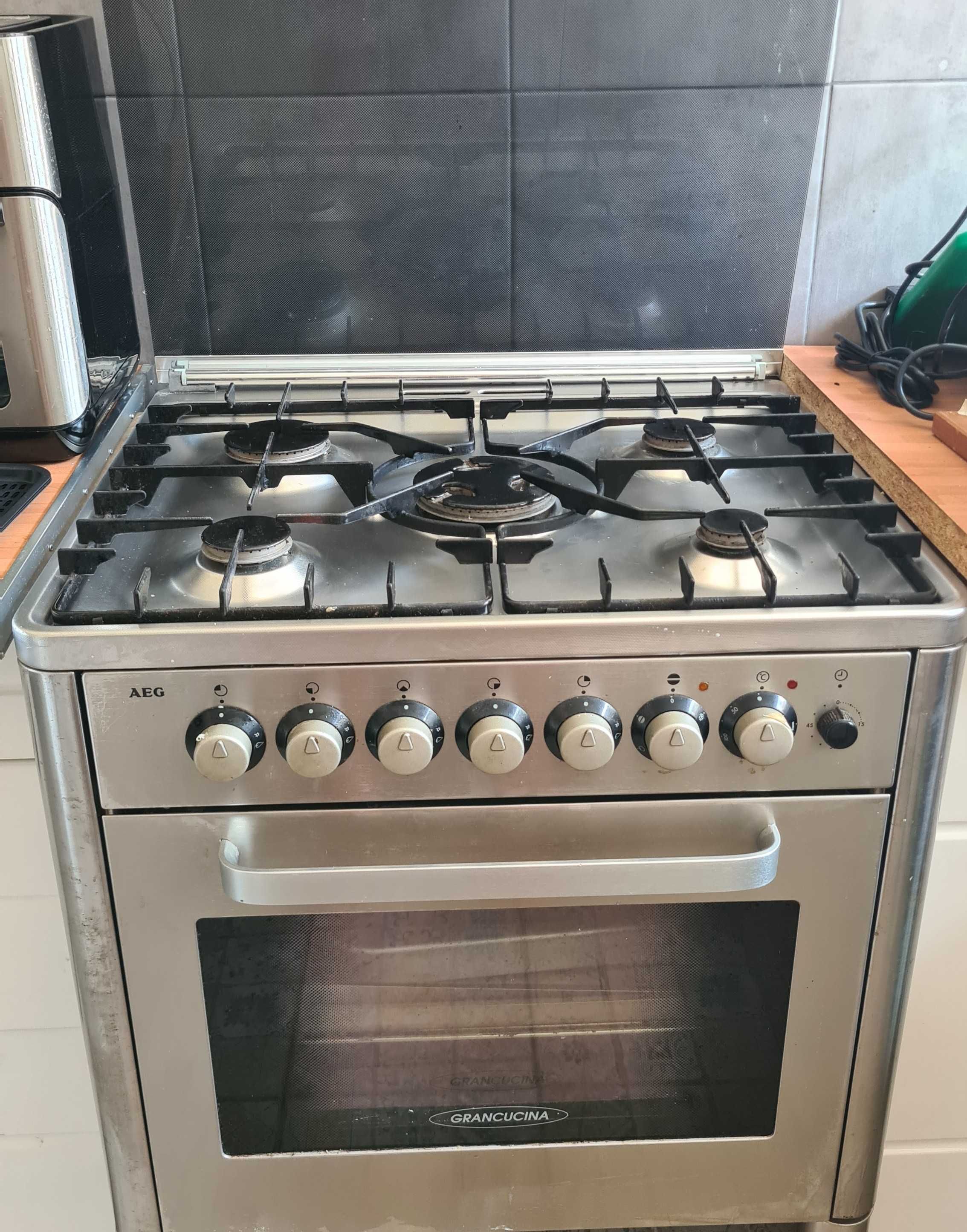 Fogao a Gás com forno elétrico AEG...digno de um Chef!