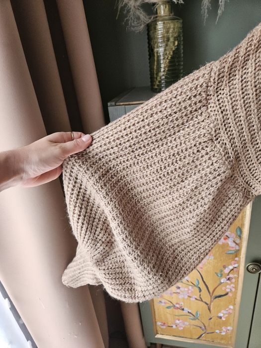 Jesienny sweter oversize'owy damski z dużym golfem brazowy włoski