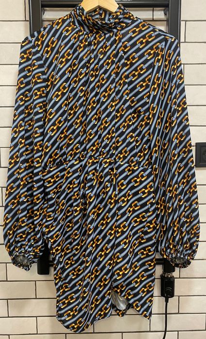 Sukienka Imperial stójka bufiasty długi rękaw glamour awangardowa