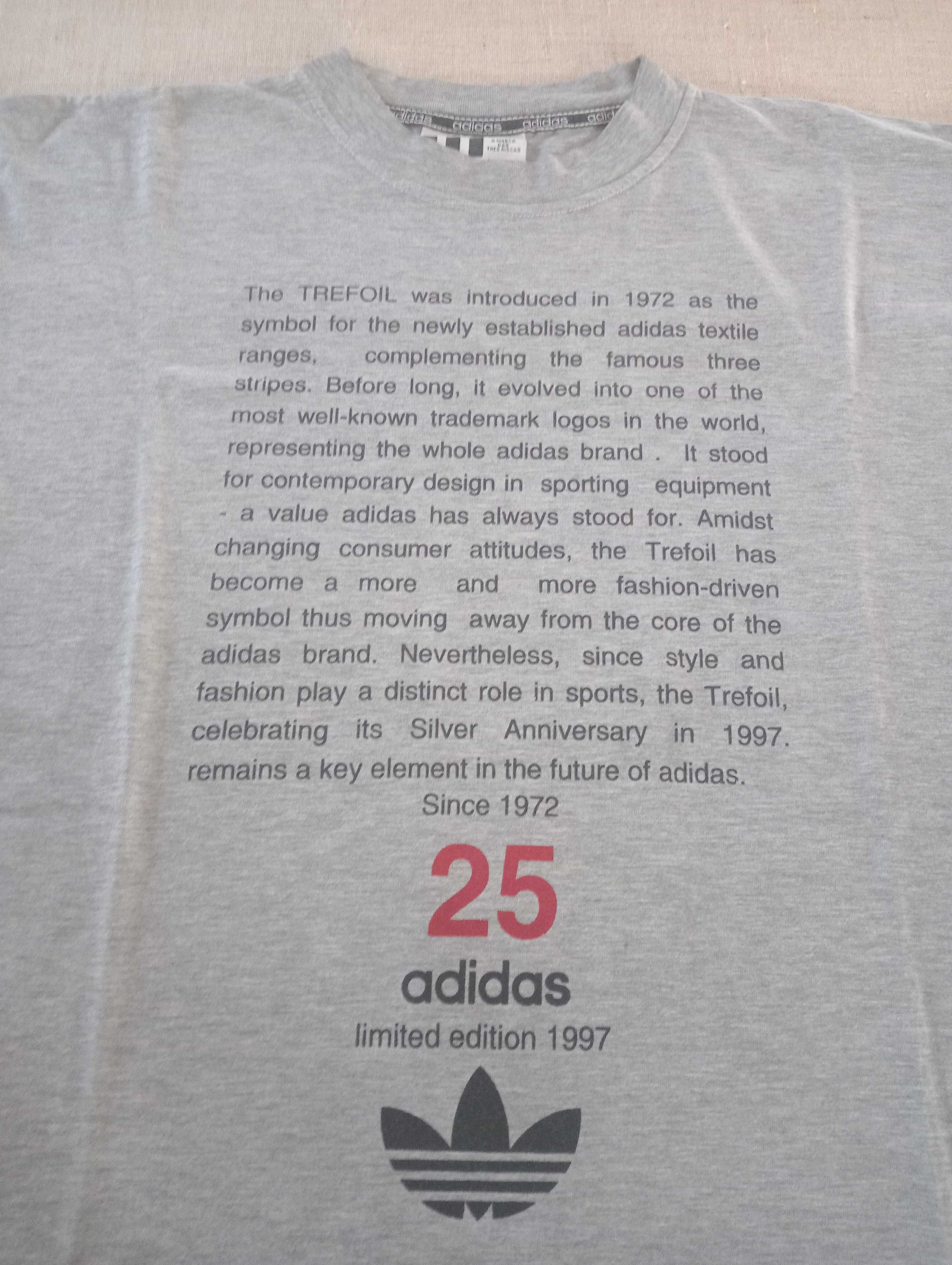 T-shirt anos 90 adidas edição comemorativa