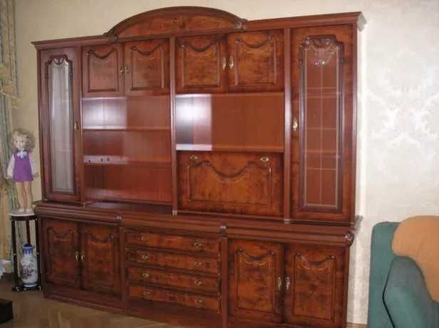 Меблі\стінки\гарнітури з натурального горіха у вітальню Італія