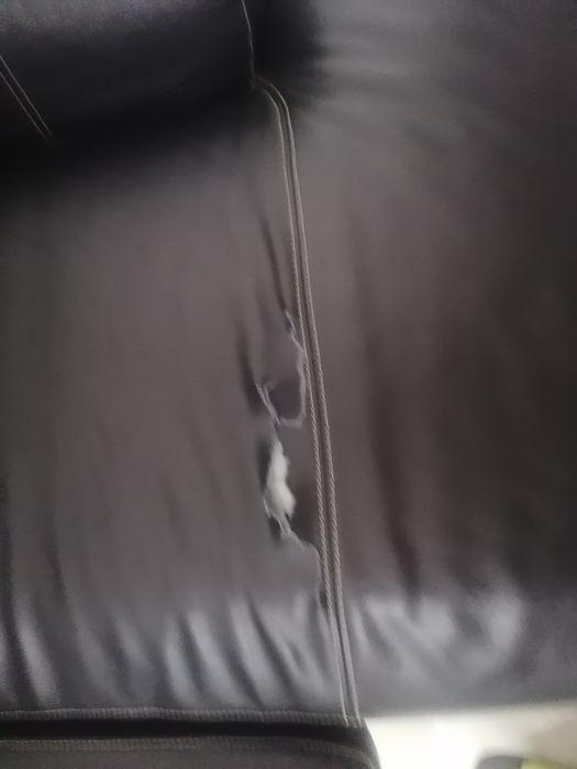 Sofa em pele tem um dano