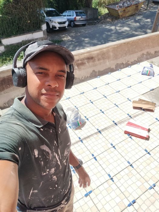 Pedreiro ladrilhador marido de alugue equipe de remodelacao