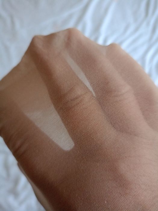 Cienkie beżowe rajstopy.