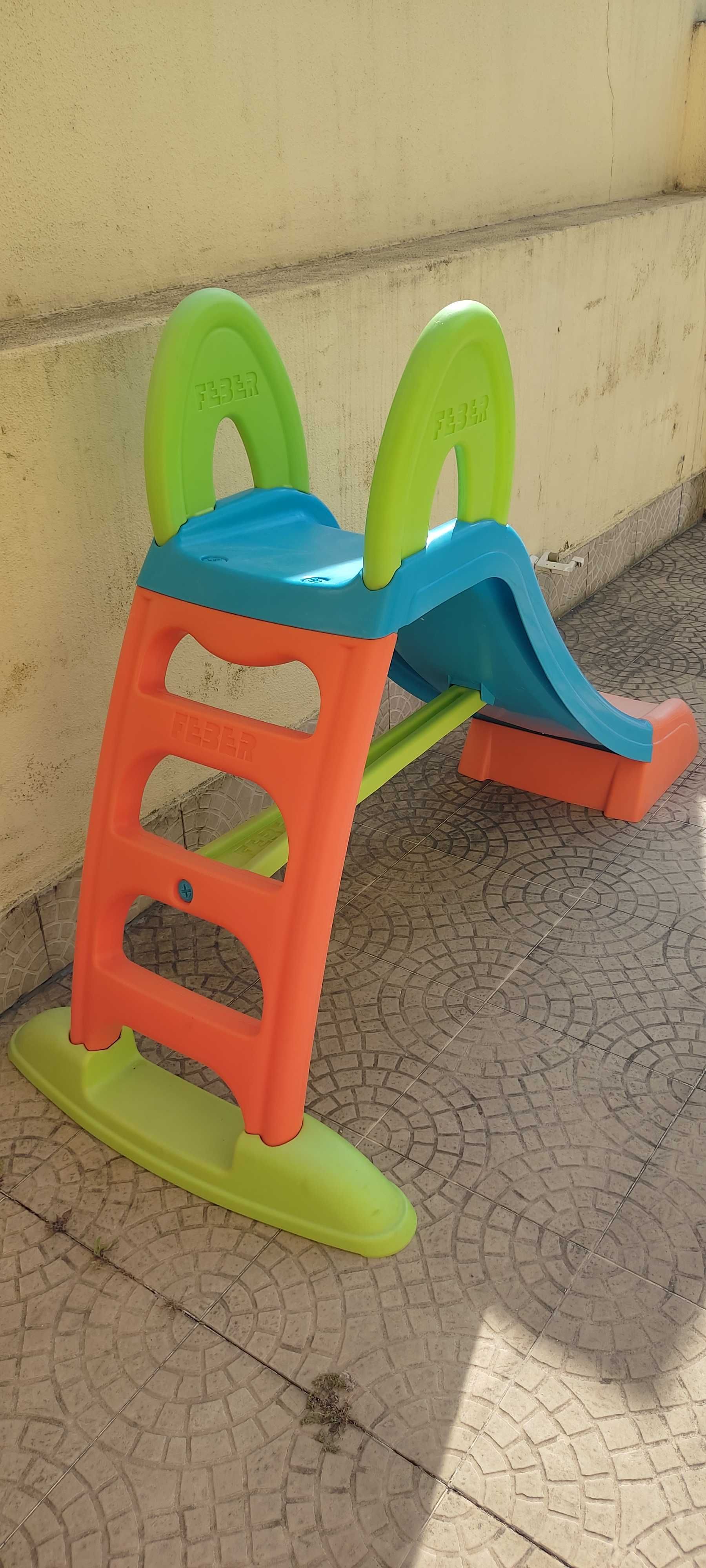 Escorrega infantil com água da Feber