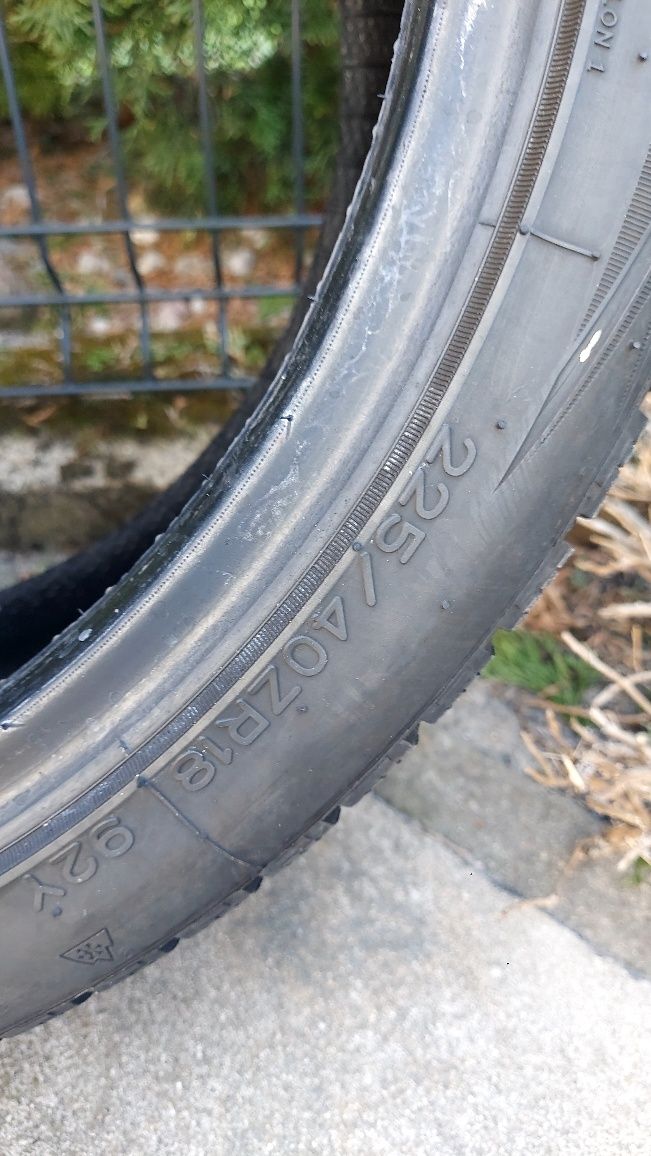 Opony zima 225/40 R18   2szt