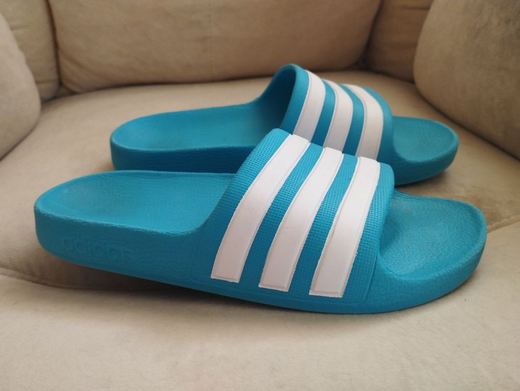 Шльопанці Adidas. Розмір: 32