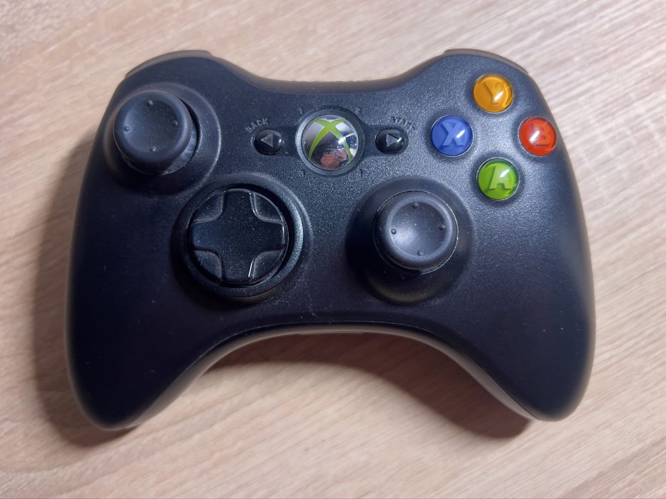 Xbox 360 Slim (+ геймпад)