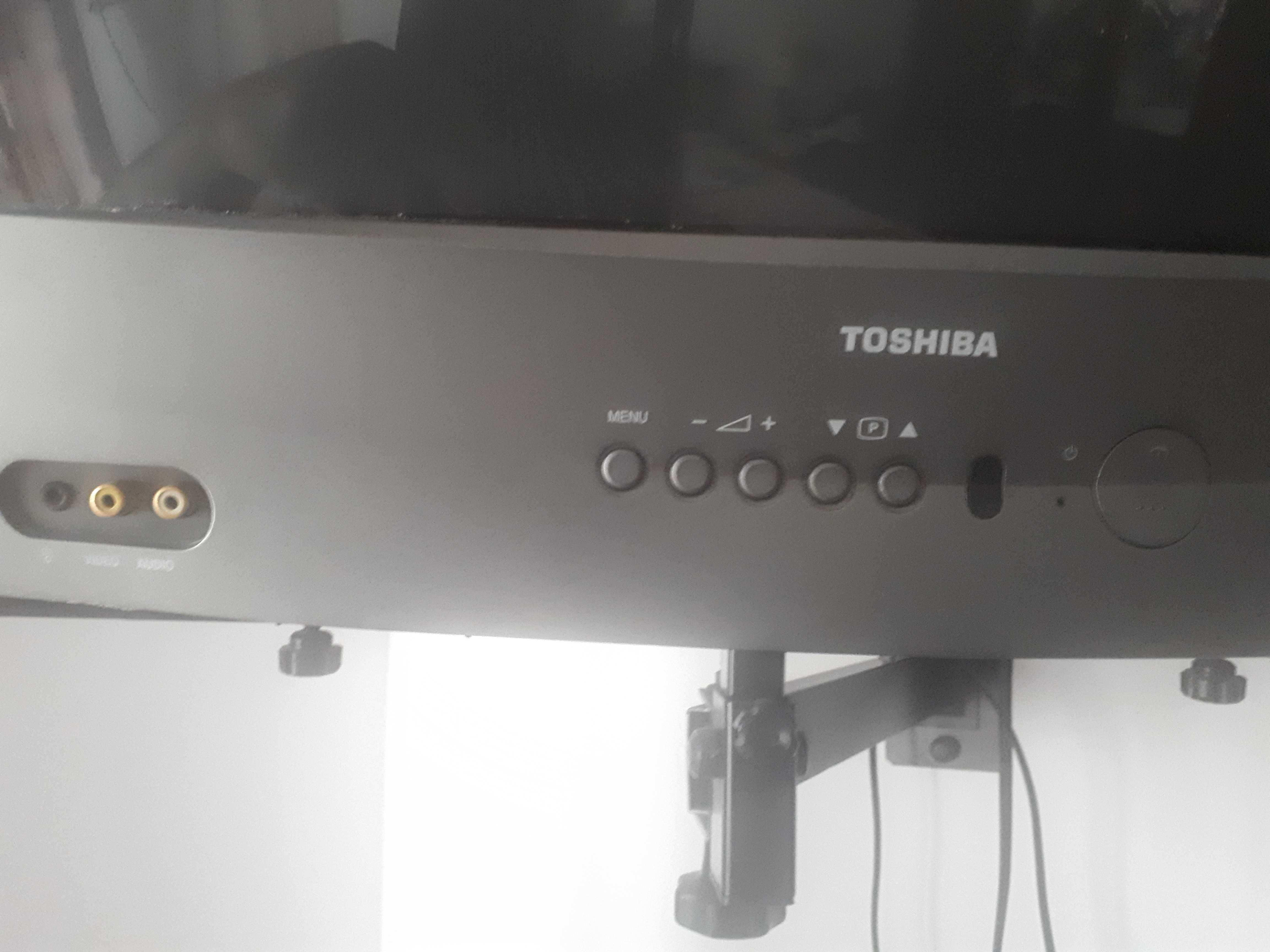 TV Toshiba com comando e suporte de parede