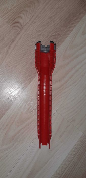 Багатоцільовий сантехнічний інструмент з рівнем