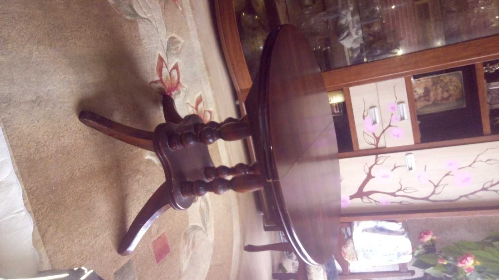 Дубовий овальний стіл у вітальню