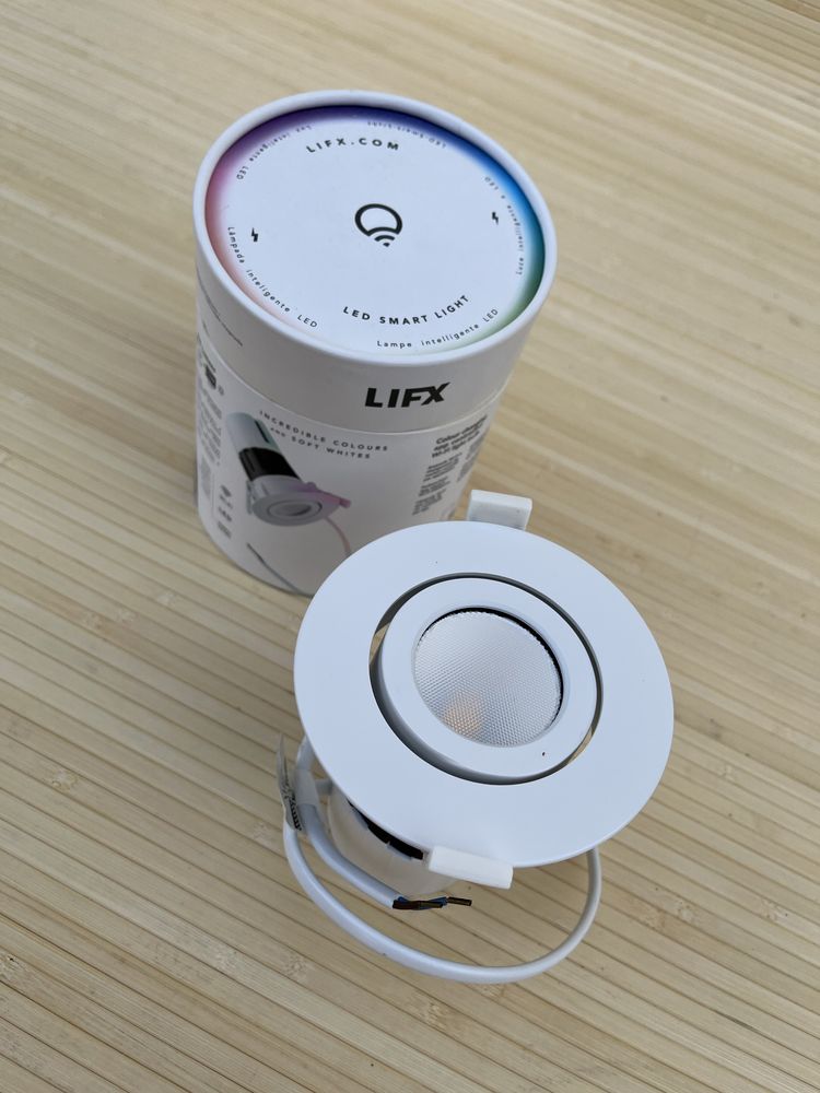 умная лампочка LIFX