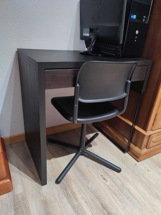 Secretária e cadeira