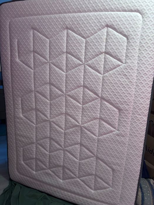 Colchão com quetro meses semi novo