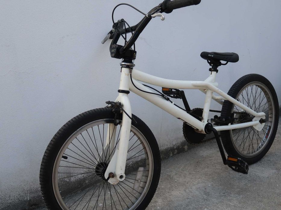 Bicicleta BMX GT Performer Branca