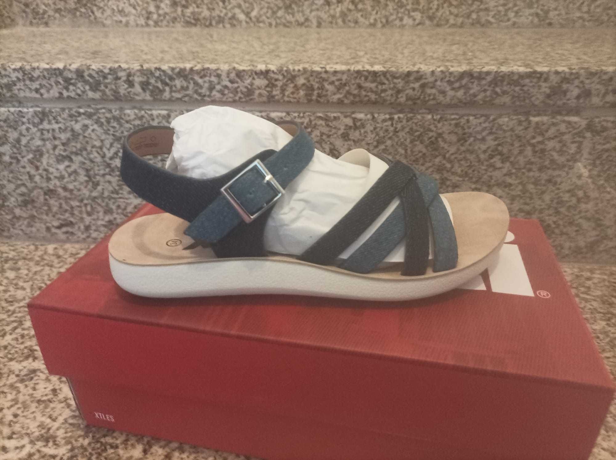 Sandálias XTI -tamanho 34 (menina)