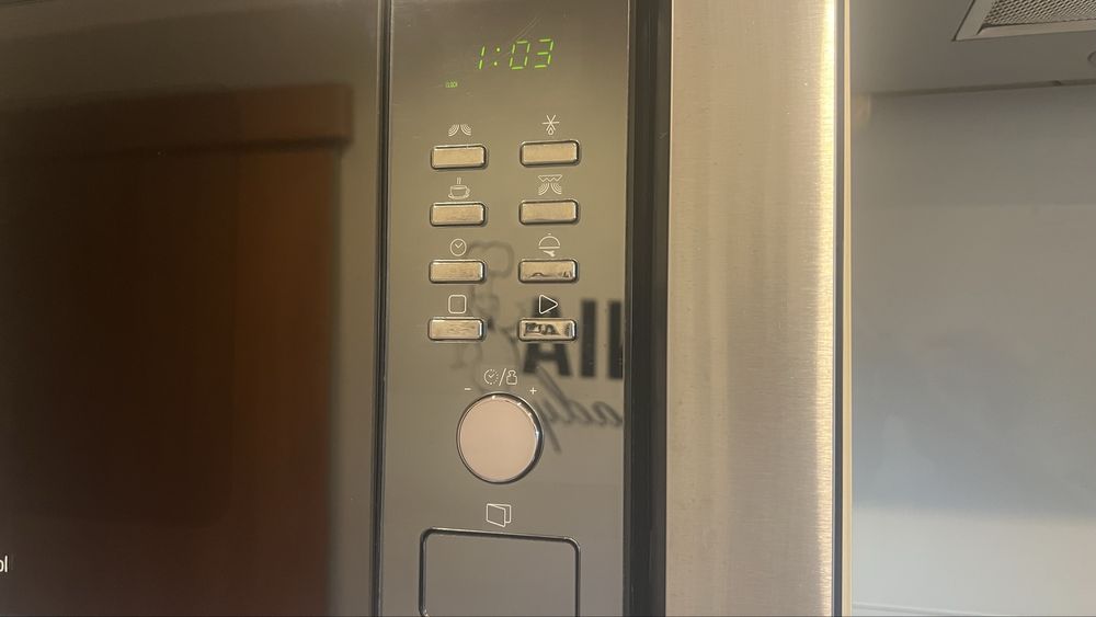 Kultowa mikrofalówka do zabudowy w kolorze srebrno- czarnym-okazja