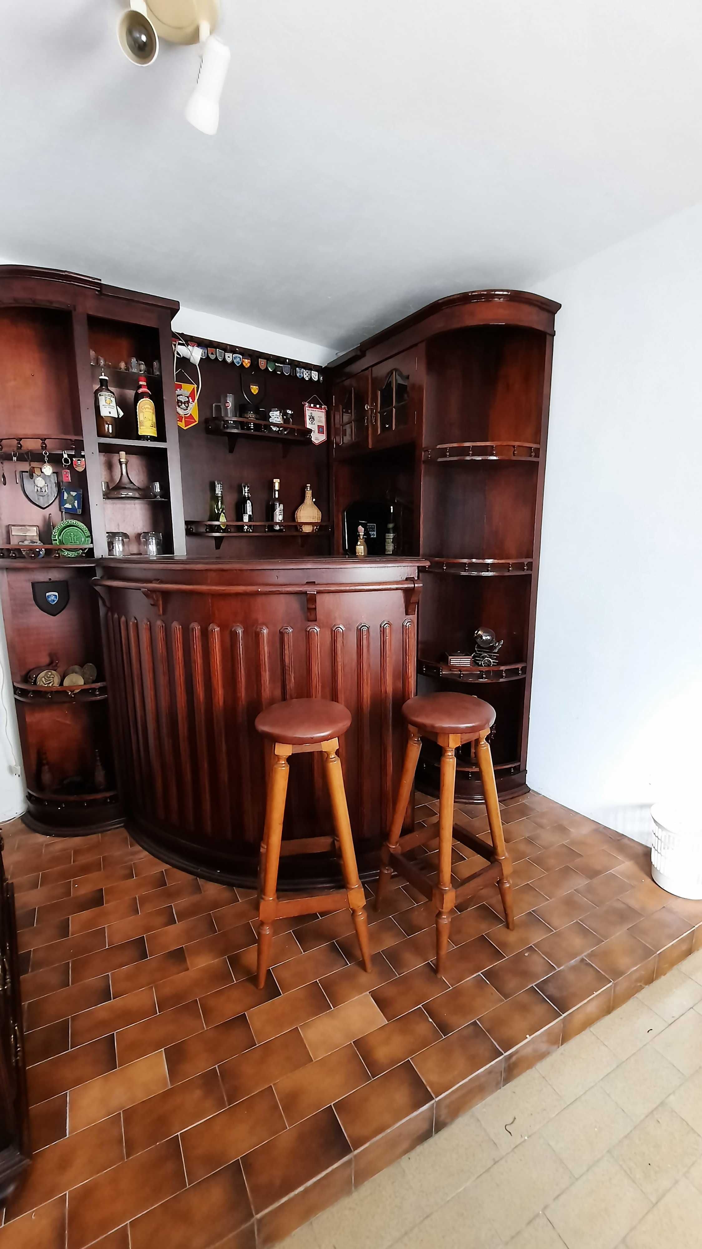Móvel bar madeira com bancos suporte