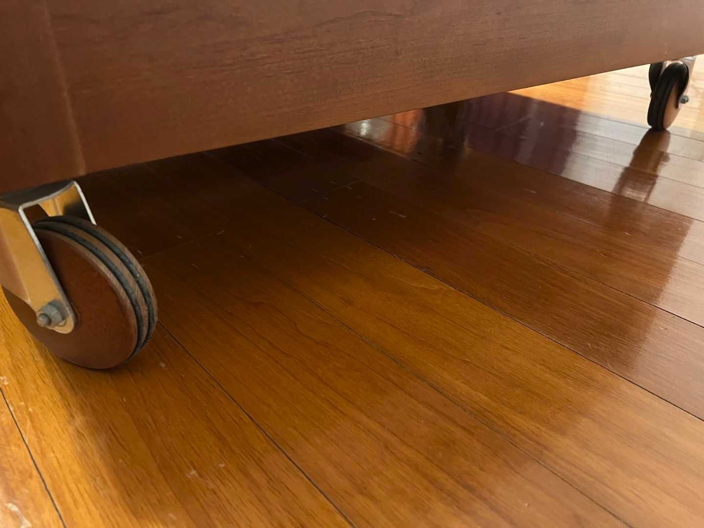 Mesa TV em madeira de cerejeira