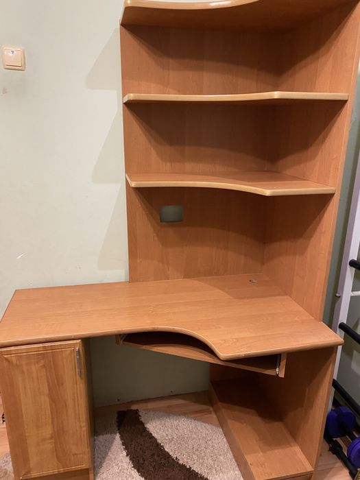 Продам б/у компютерний стіл в хорошому стані