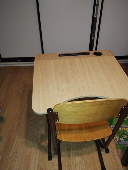 Шкільна парта з нахилом