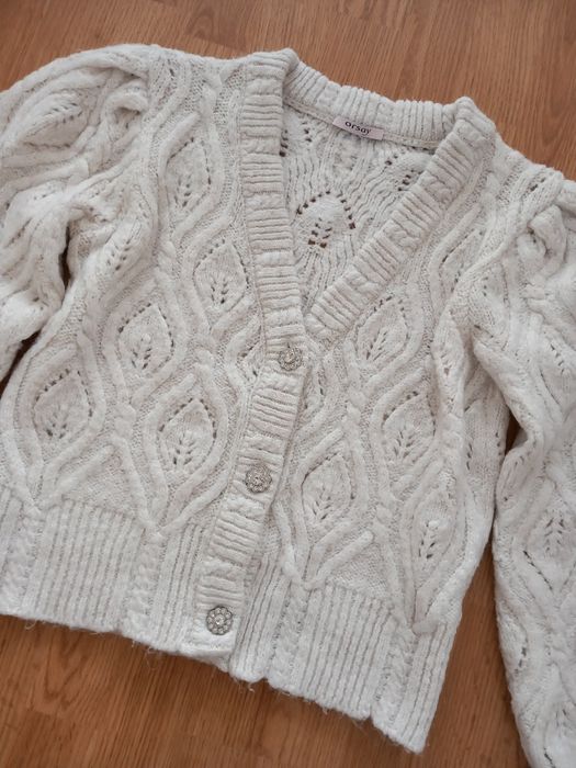 Gruby sweter warkocz ozdobne guziki puszysty zimowy bufiaste rękawy