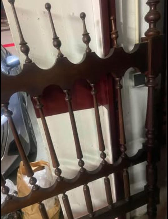 Cama de casal em madeira macica