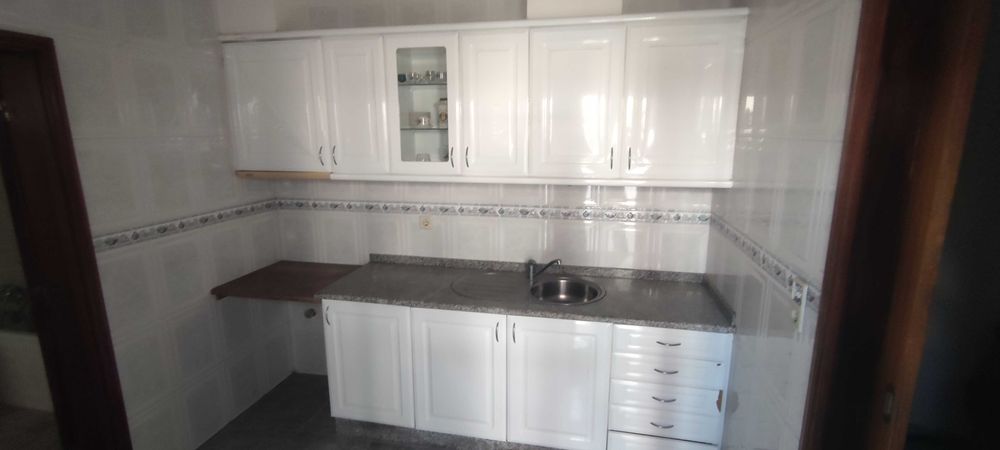 Cozinha Completa – Armários + Pedra de Mármore – Bom Estado