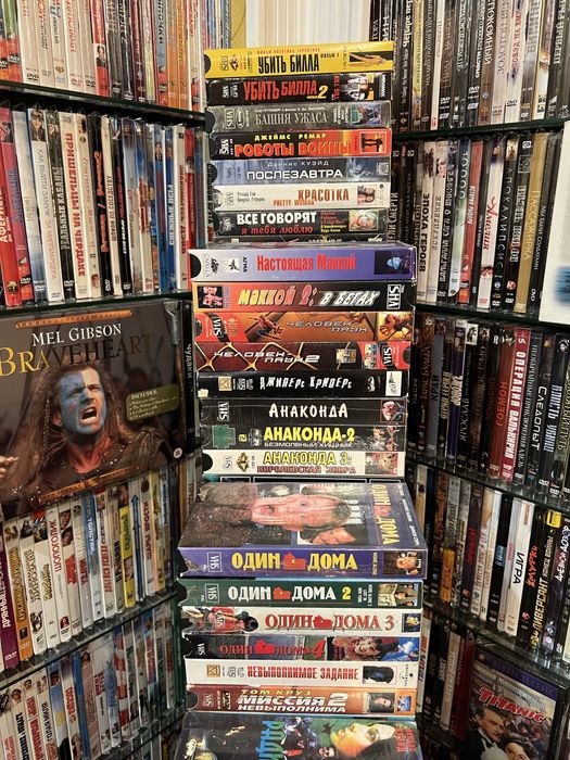 Відеокасети з різними фільмами