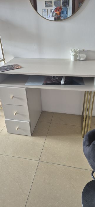 Biurko kaszmir ze złotymi nogami