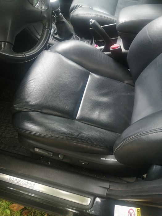 Sprzedam skórzane fotele toyota avensis t25