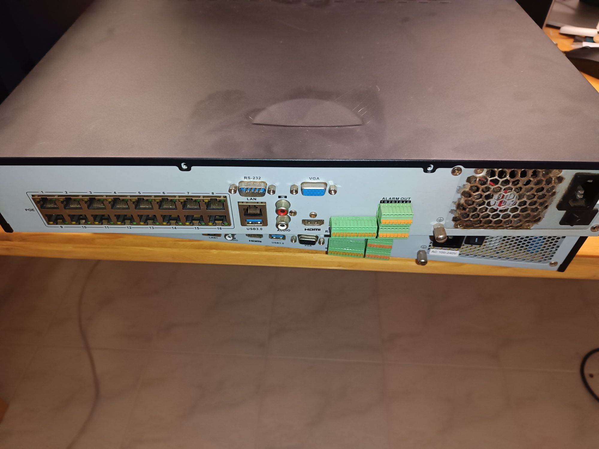 Hikvision NVR DS-7716NI-K4/16P (Avariado)