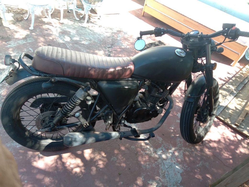 Mutt Mongrel 125 mota carismática