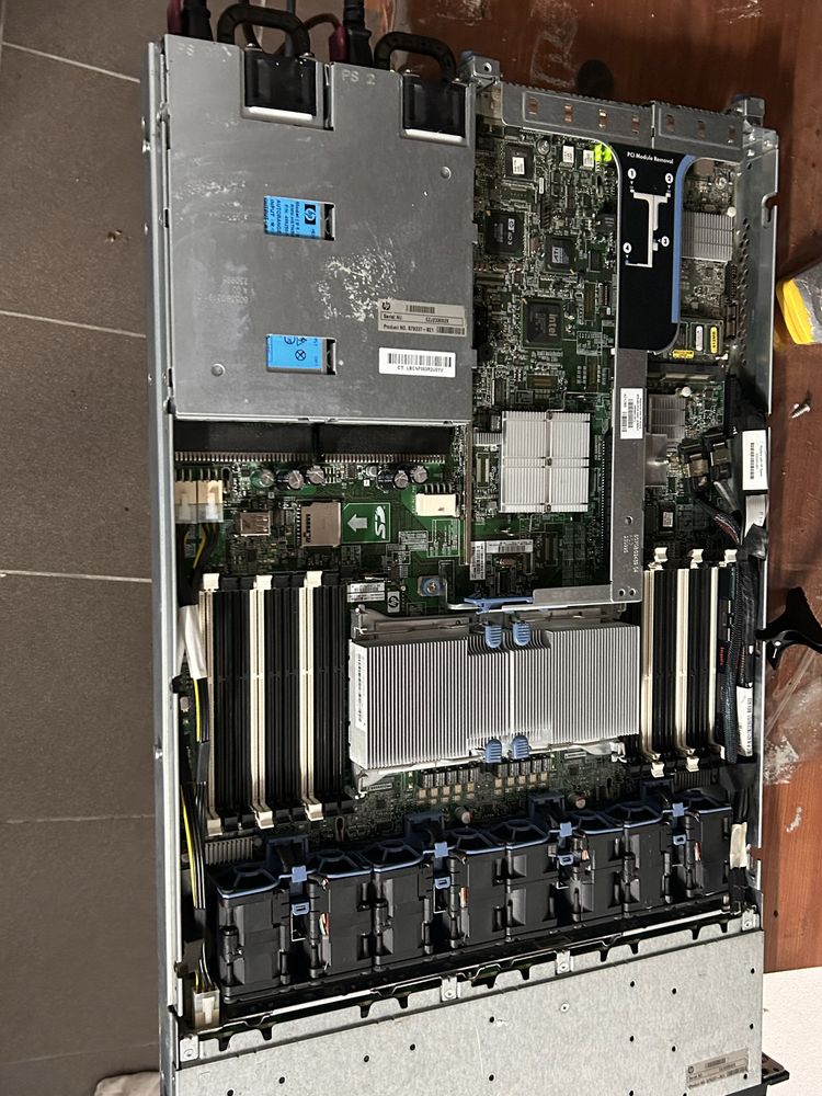 Servidor hp proliant dl360 g7 com algumas caddys para peças