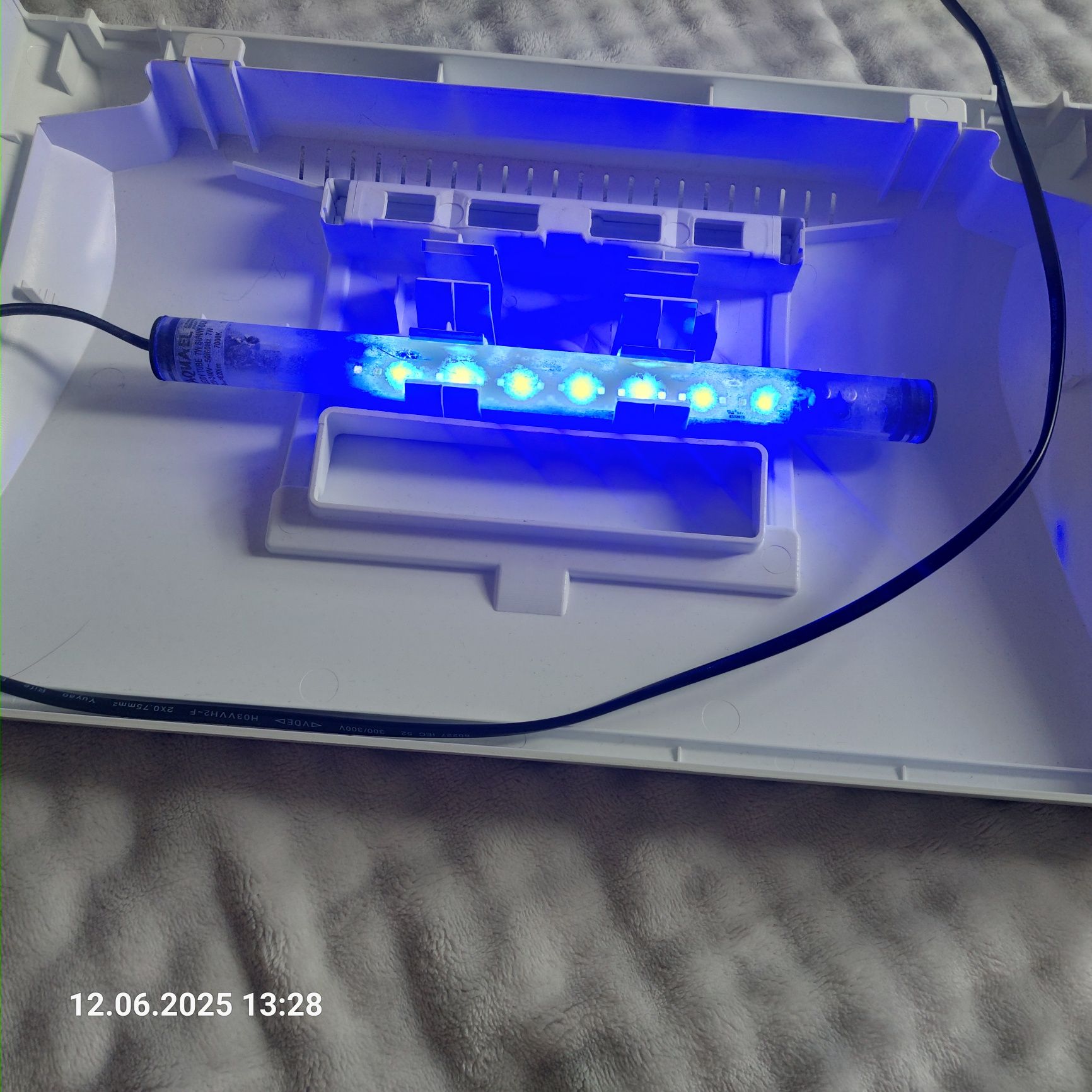 Pokrywa AQUAEL LEDDY dzień i noc ,biała, z oświetleniem LED 7W