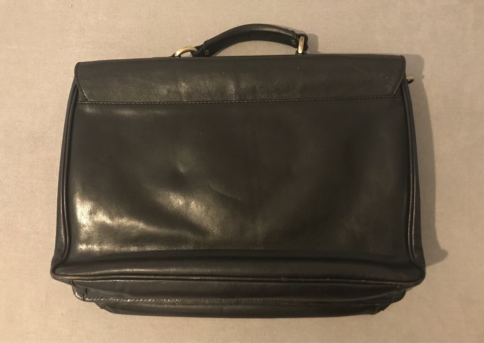 Mala em pele preta marca Malas Pimenta