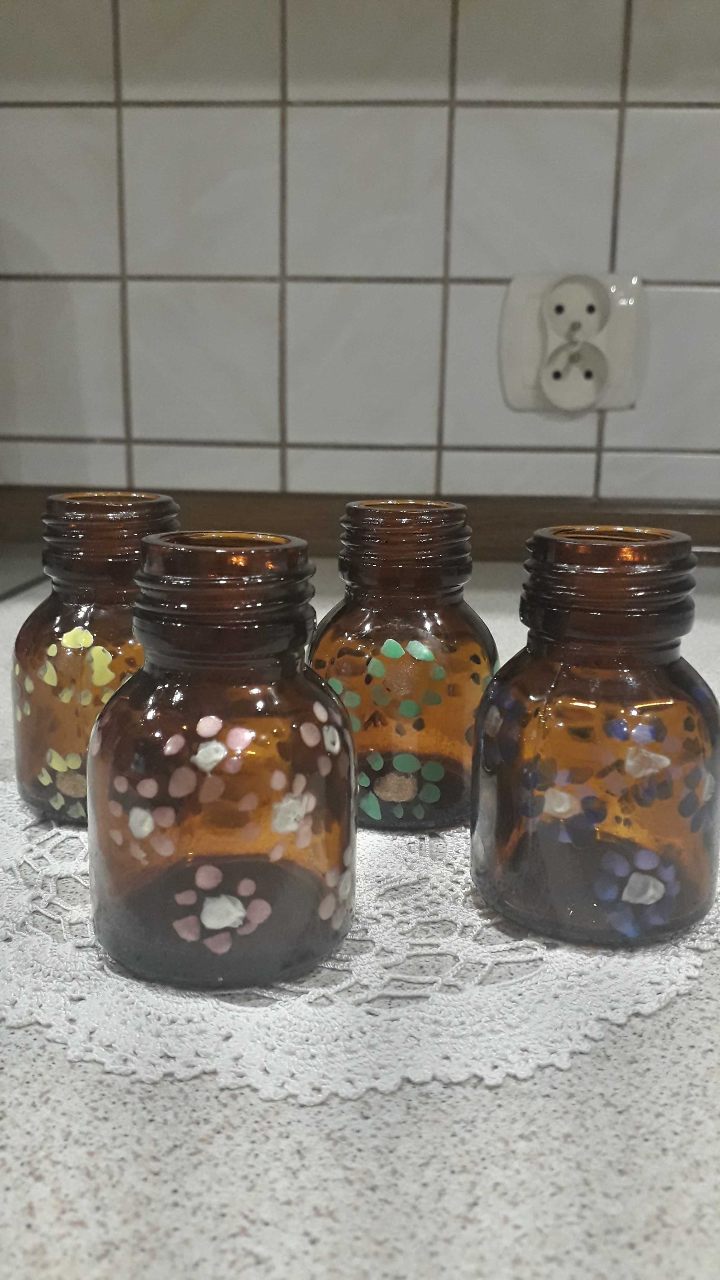 4 buteleczki z ciemnego szkła ręcznie malowane w kolorowe kwiatki