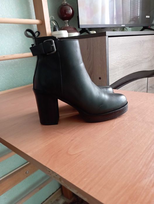 Стильні зручні шкіряні ботильони черевики