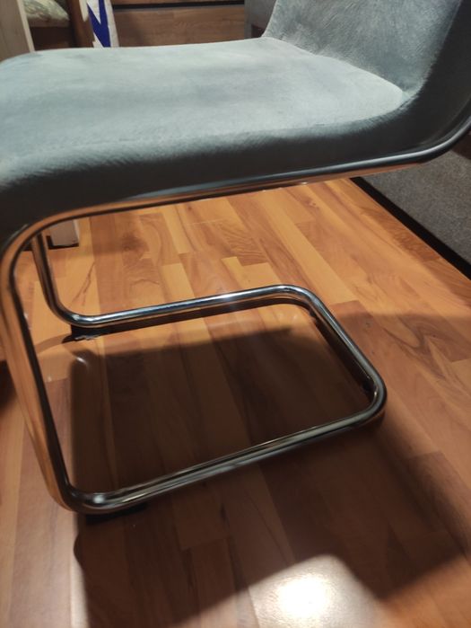 6 krzeseł    szarych na chromowanych nogach