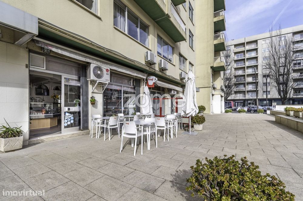 Café com esplanada em Damião de Góis, Porto