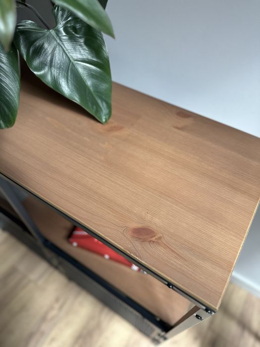 Regał metalowy z drewnianym blatem, metalowe drzwi