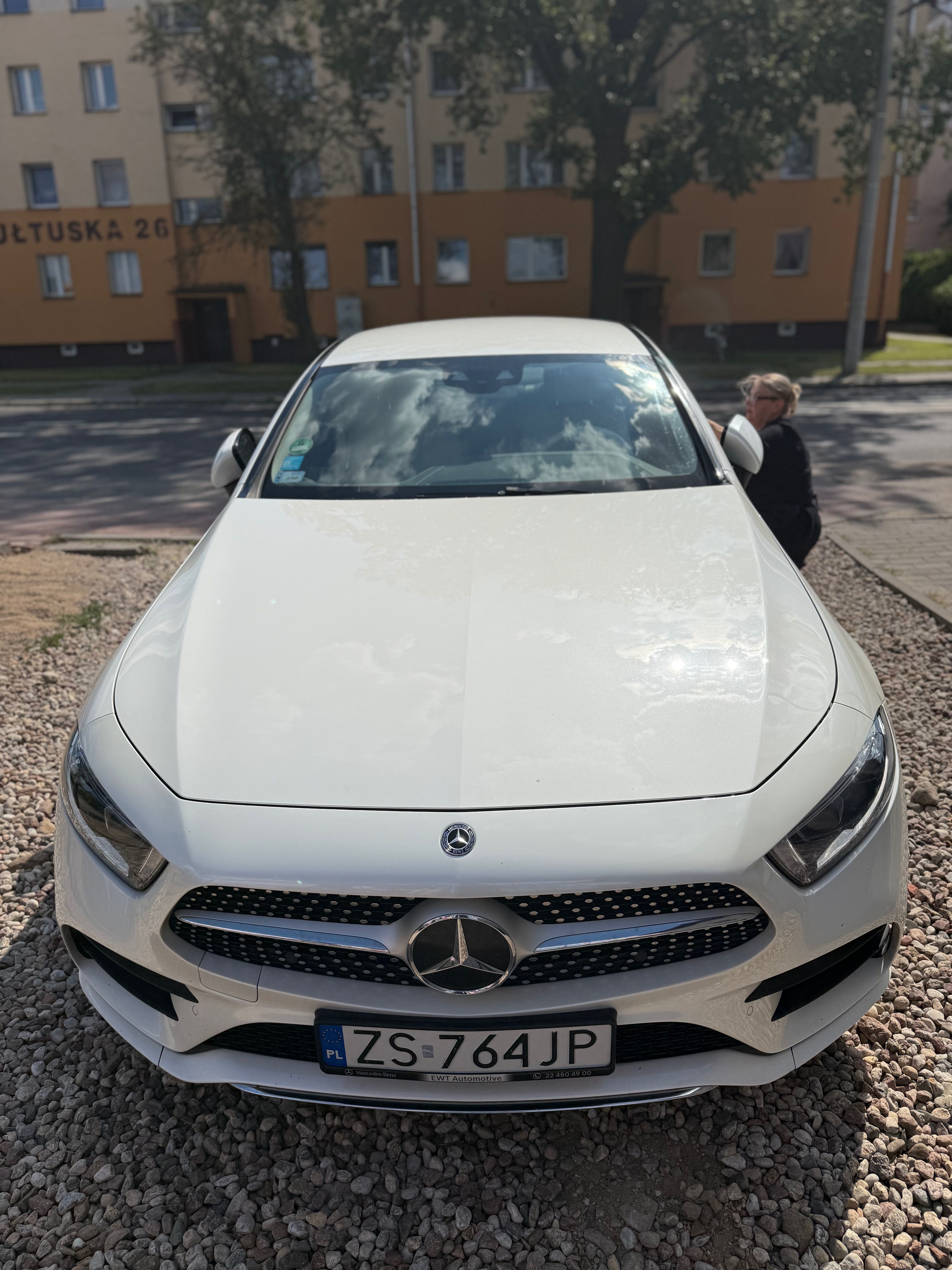 Wynajem auta do ślubu – biały Mercedes CLS