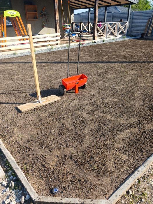 Садовник  покос газона