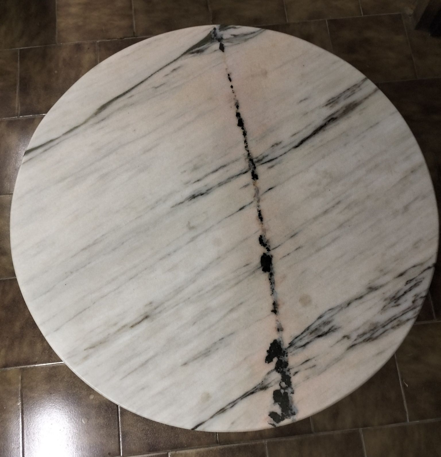 Mesa de centro com tampo em mármore