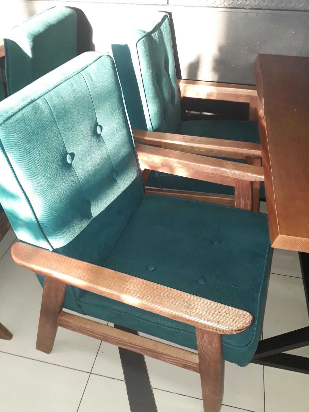 стіл дерев'яний зі стільцями та кріслами