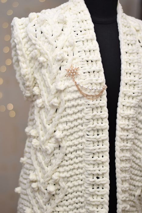 Трендовий плюшевий вязаний жилет