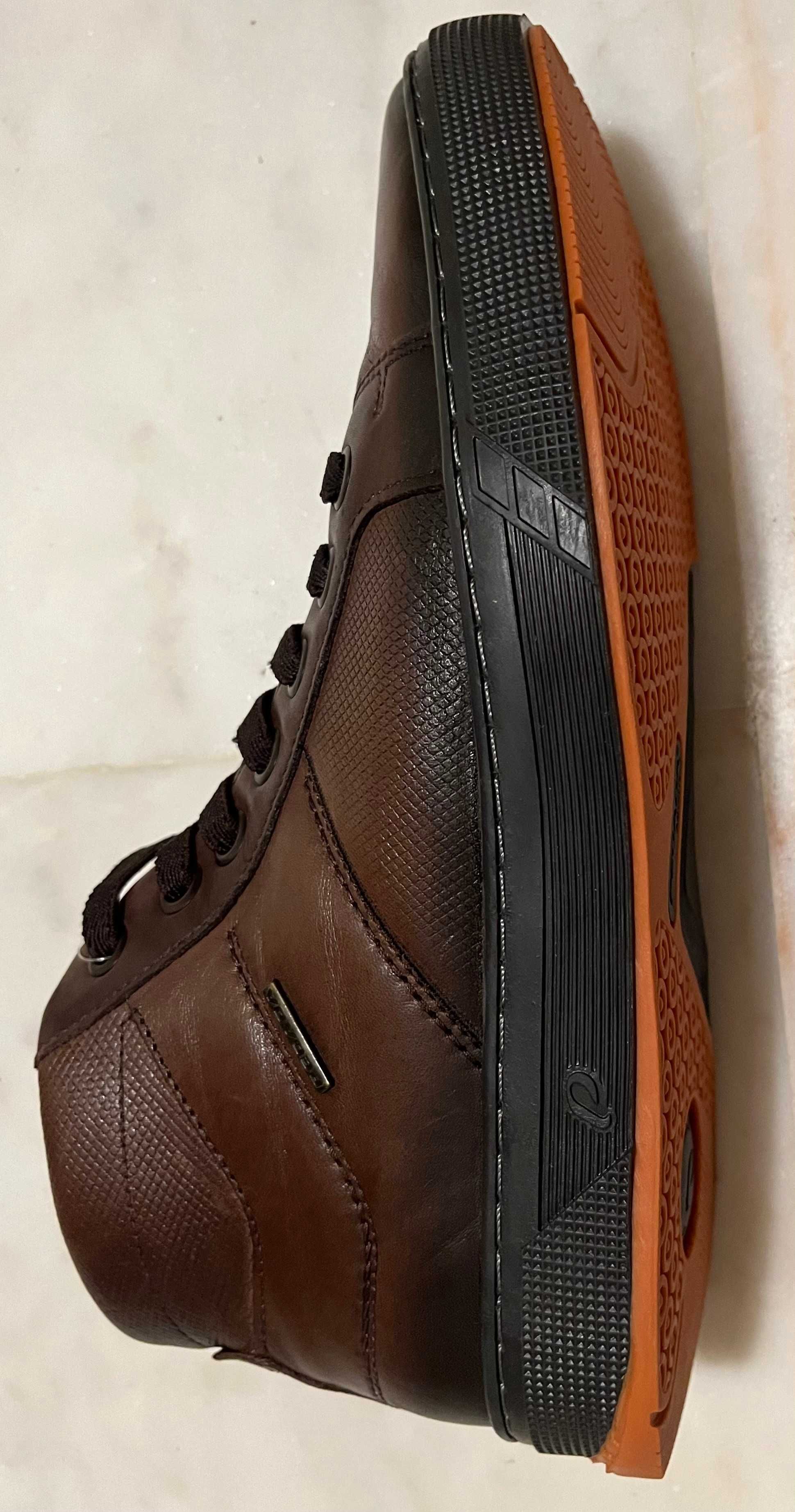 Botas castanhas de homem 42. Da marca "pegada"