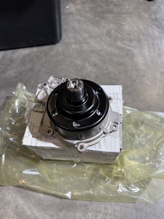 Помпа водяна насос ОМ651 вакуумна 2.2 Sprinter W906 W907 спрінтер