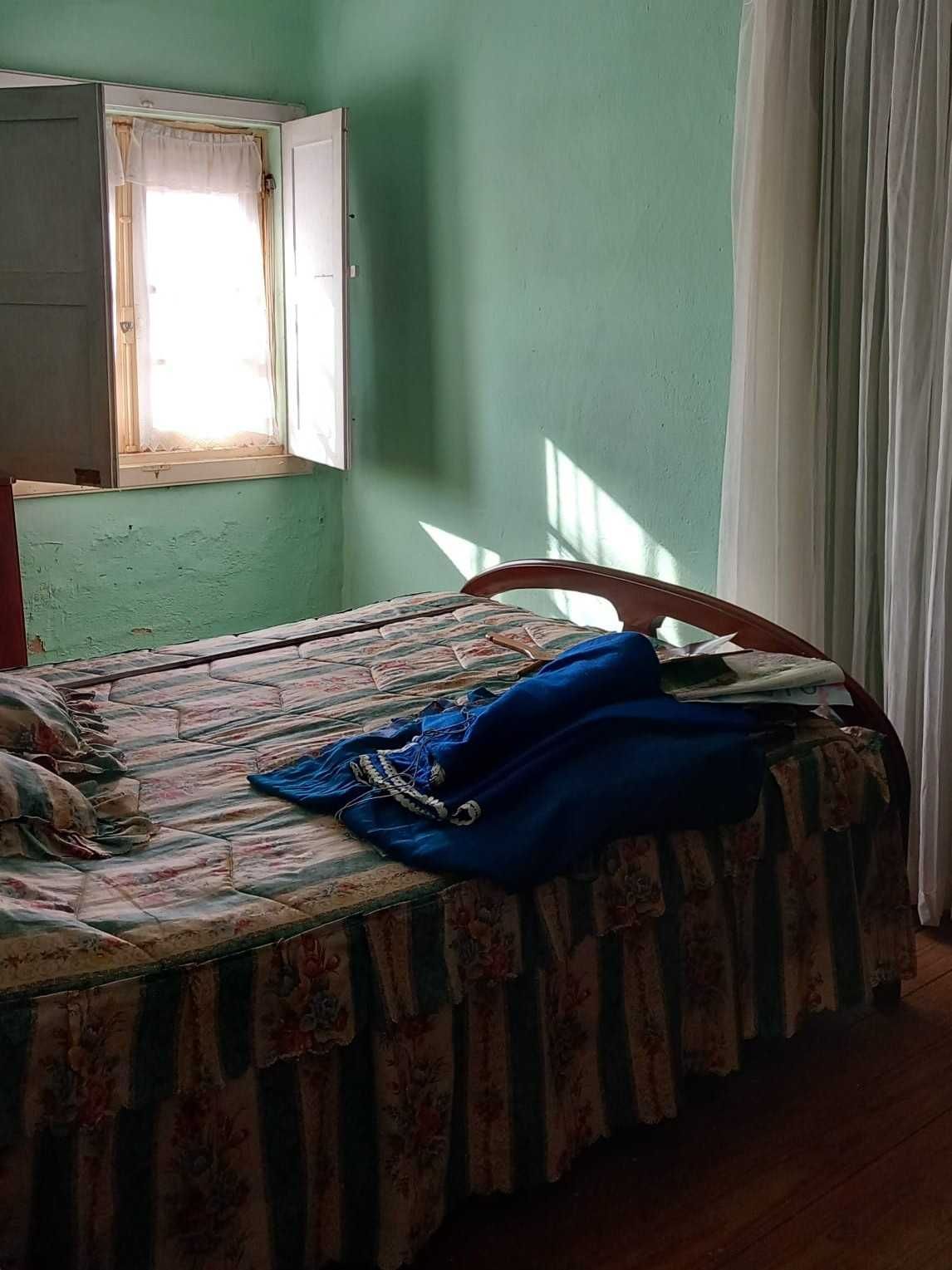 Cama em Excelente Estado (c/ Colchão)